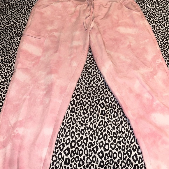 Women’s FIGS Scrubs - Picture 5 of 6